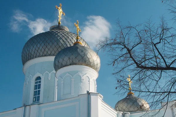 Weiße orthodoxe Kirche im Stadtpark in Charkow — Stockfoto