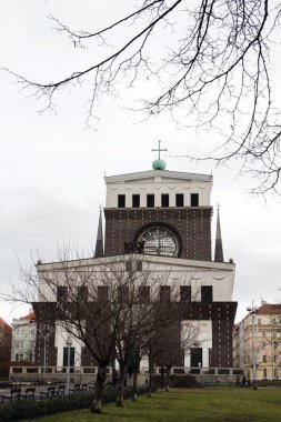 Vinohrady, chirch Prag, Çek Cumhuriyeti, ağacın altında