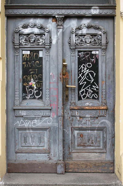 Antigua puerta de madera en Praga, escrita en graffiti —  Fotos de Stock