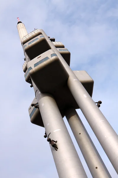 Torre de televisão em Praga com figuras de crianças — Fotografia de Stock