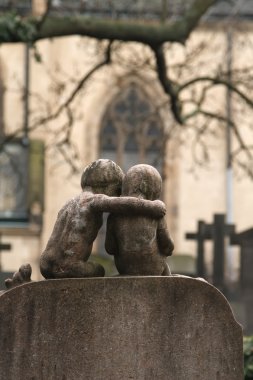 Ünlü tarihi Vysehrad mezarlığı sonbahar günü Prag'da