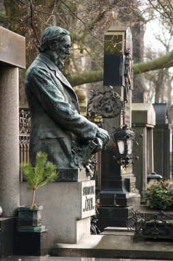 Ünlü tarihi Vysehrad mezarlığı sonbahar günü Prag'da