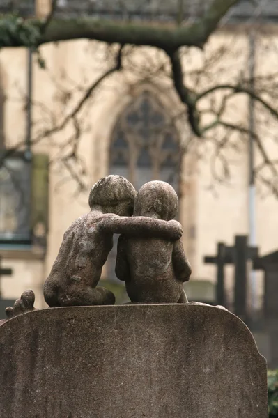 Ünlü tarihi Vysehrad mezarlığı sonbahar günü Prag'da