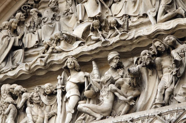 Tallado decorativo sobre la puerta de la catedral de Visegrad en Praga —  Fotos de Stock