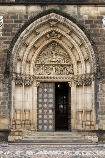Portal de entrada gótico da catedral de Visegrad em Praga — Fotografia de Stock