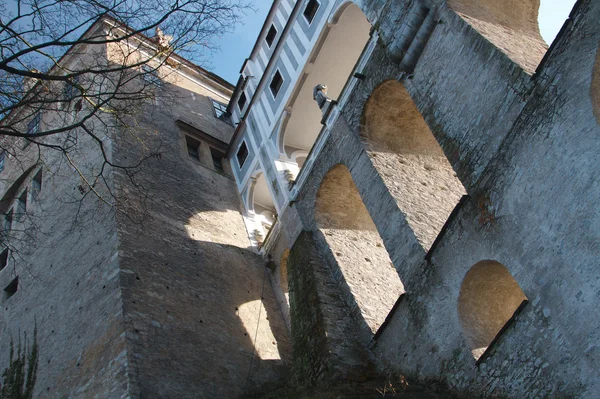 Dettaglio del ponte del castello di Krumlov in vista in basso — Foto Stock