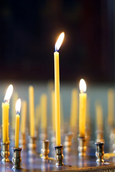 Velas encendidas en la iglesia — Foto de Stock