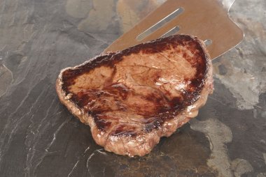 Sığır filetosu biftek gri kayrak karşı