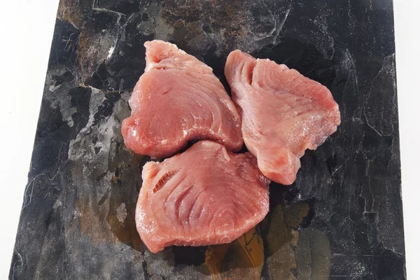 Thunfischsteaks gegen grauen Schiefer — Stockfoto