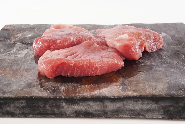 Tuna steak melawan batu tulis abu-abu — Stok Foto