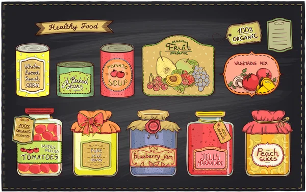 Ilustración de estilo retro dibujado a mano con conjunto de productos enlatados y etiquetas en un telón de fondo de pizarra . — Vector de stock