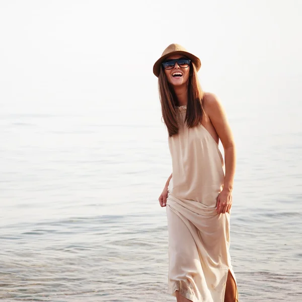 Linda mujer sonriente alegre pasar las vacaciones de verano en una playa de mar — Foto de Stock