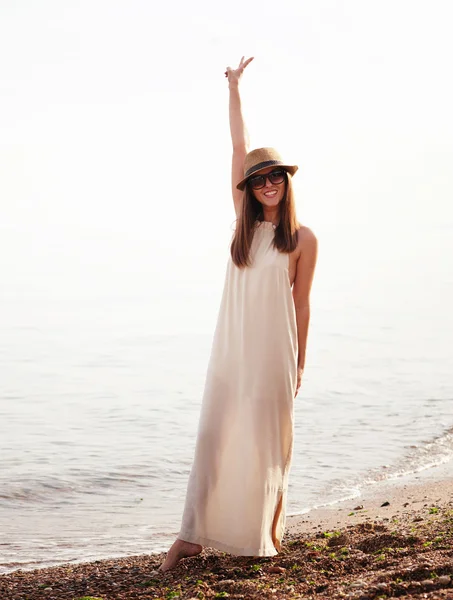 Alegre chica casual caminando en una playa de mar y feliz sonrisa — Foto de Stock