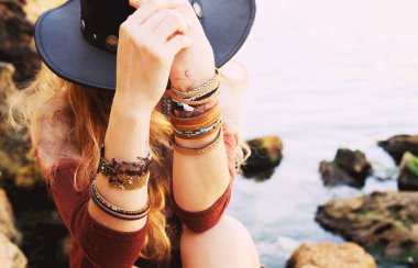 Boho chic biçimli kap siyah şapka tutan eller