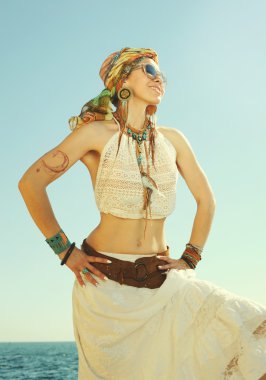 Boho chic tarzı kadın portre, denize karşı güneşli açık fotoğraf giymiş