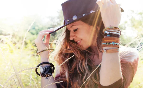 Moda donna sorridente ritratto con cappello su una testa — Foto Stock