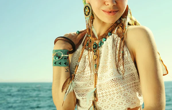 Weiblicher Hals und Hand mit Boho-Armbändern und Halskette am Meer, Modeporträt — Stockfoto