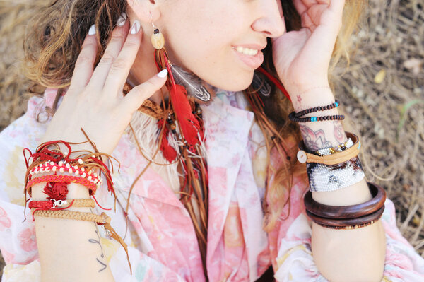  Женская шея и руки с браслетами бохо и ожерельем с красным
