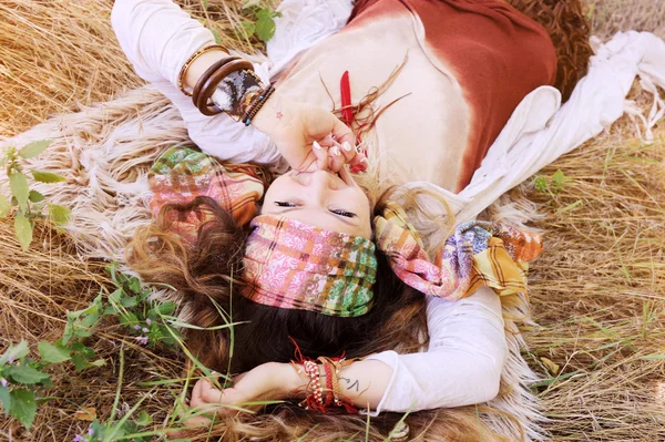 Boho tarzı kadın portre moda, yaz bir saman üzerinde yalan keyfini çıkarın — Stok fotoğraf