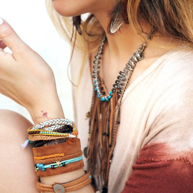 Kadın boyun ve el ile birçok boho bilezik, deri kolye ve küpe eşarplı