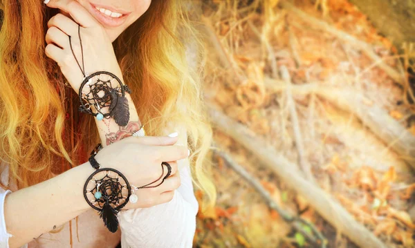 Pulseras artesanales en las manos de una mujer, joyería atrapasueños, de cerca —  Fotos de Stock