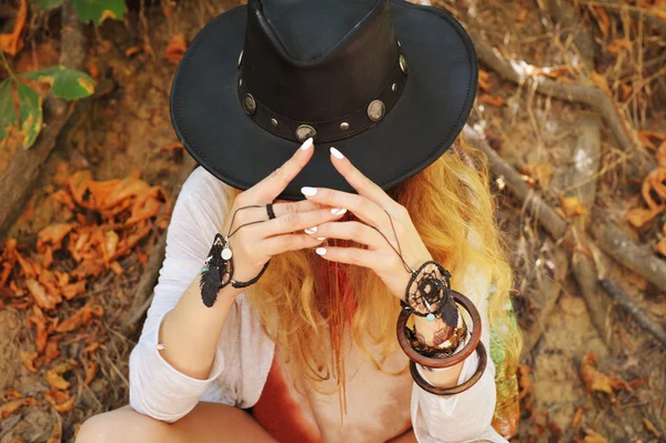 Belas mãos femininas com boho chique dreamcatcher pulseiras e chapéu de couro preto — Fotografia de Stock