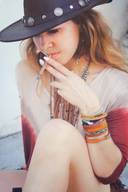 Genç boho tarzı kadın moda zevk bir sigara