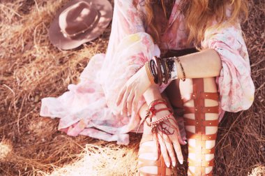 Boho biçimli kap, açık moda portre bir ormandaki eller
