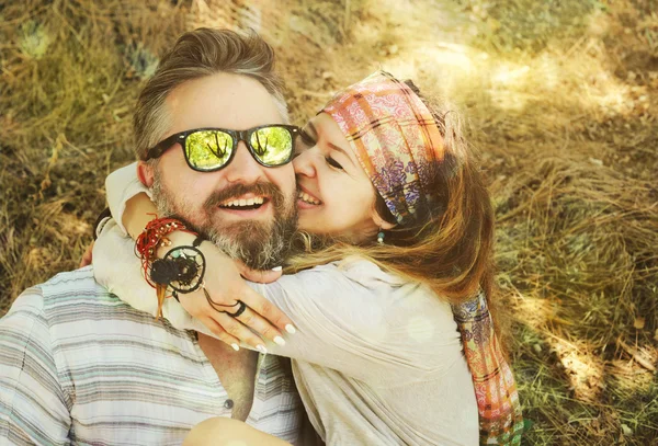 Pareja sonriente de estilo indie, mujer abrazando al hombre, atuendo hipster, boho chic —  Fotos de Stock