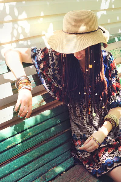 Mooie jonge vrouw met dreadlocks gekleed in indie boho stijl — Stockfoto