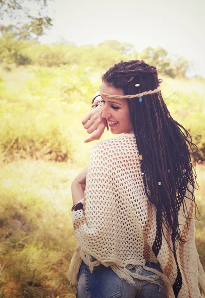 Gioioso ritratto da ragazza in stile boho, vestito con poncho e fascia in maglia si divertono contro il soleggiato parco autunnale , — Foto Stock