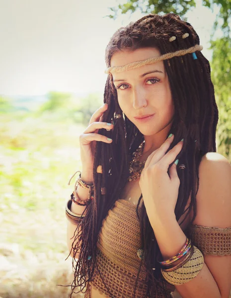 Hermosa mujer de estilo boho sexy con retrato de rastas, mirando a la cámara, contra el campo de verano soleado — Foto de Stock