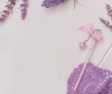 Günlükle, lavanta çiçekleriyle, açık havada çekilmiş fotoğraflarla, kız sırları konseptiyle.