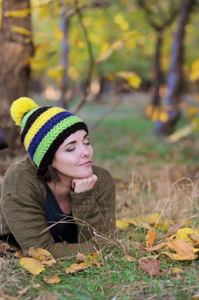 Portrét Mladé Ženy Odpočívající Venku Podzimním Parku Oblečená Pleteném Klobouku — Stock fotografie