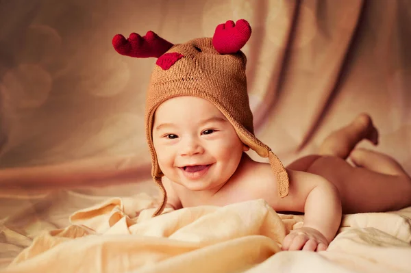 Feliz Bebê Sorridente Vestido Com Chapéu Veado Natal Cartão Férias — Fotografia de Stock