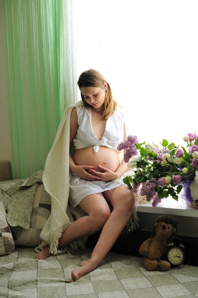 Vacker Gravid Kvinna Sitter Fönstret Och Smekande Mage — Stockfoto