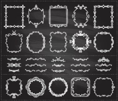 Tebeşir klasik çizgi monogram çerçeve ve bölücüler bir karatahta ayarlandı, el çizimi vektör illüstrasyonu