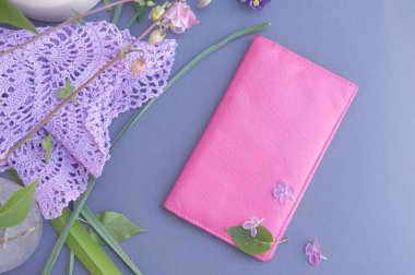 Pembe cüzdan modeli, moda afişi şablonu, düz yatış