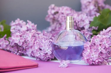 Mor renkli daire parfüm şişesi, leylak çiçekli parfüm sunumu için maket.