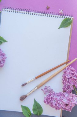 İçinde leylak demeti ve boya fırçası olan boş uzay albümü listesi, şirin bahar dikey afişi