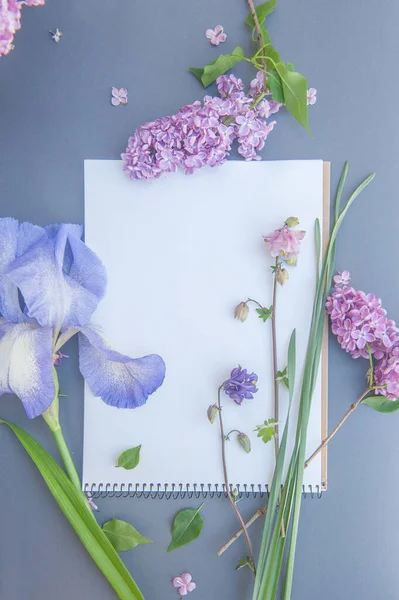 Lege Ruimte Verticale Notitieblok Lijst Met Zachte Bloemen Schattig Floral — Stockfoto