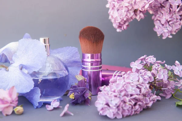 Violett Cirkel Parfymflaska Och Makeup Borste Grå Bakgrund Med Blommor — Stockfoto