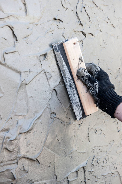 Декоративное гипсовое покрытие, мастер создает текстуру венецианской штукатурки, без лица