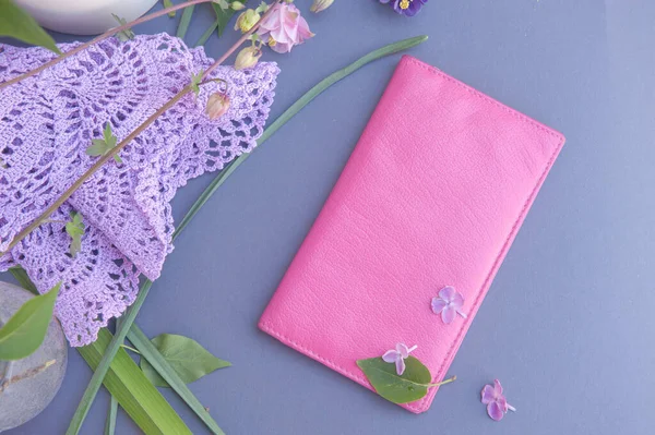 ピンクの財布モックアップ ファッションバナーテンプレート フラットレイ — ストック写真