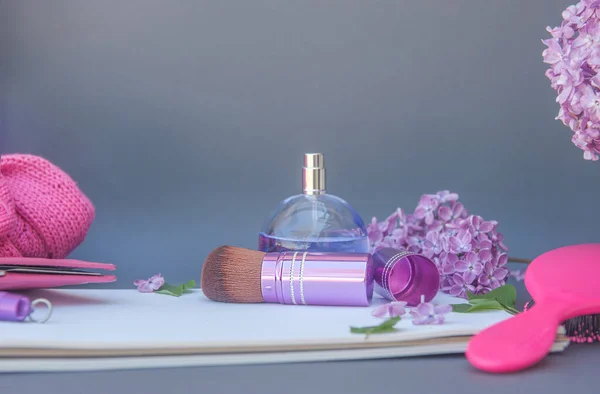 Veilchen Kreis Parfümflasche Und Make Pinsel Mit Verschiedenen Blumen Horizontale — Stockfoto