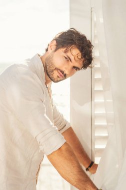 Beyaz gömlekli seksi erkek manken portresi.