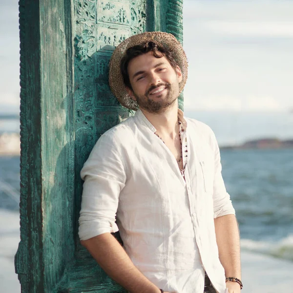 Joven Hombre Sonriente Retrato Aire Libre Cerca Del Mar —  Fotos de Stock