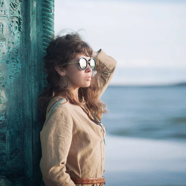 Mujer Joven Retrato Aire Libre Cerca Del Mar — Foto de Stock