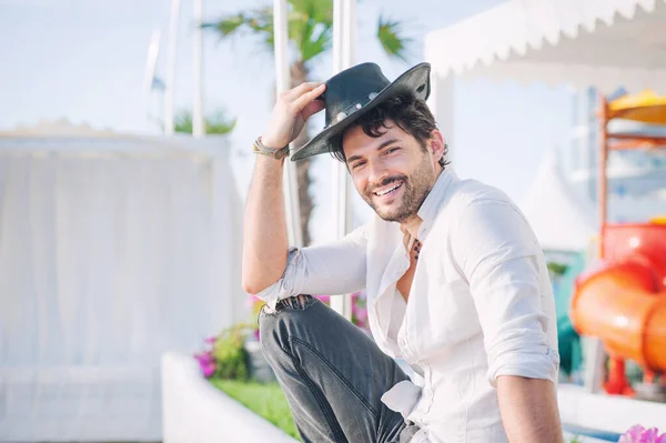 Modelo Hombre Sonriente Vestido Con Sombrero Negro Camisa Blanca Foto —  Fotos de Stock