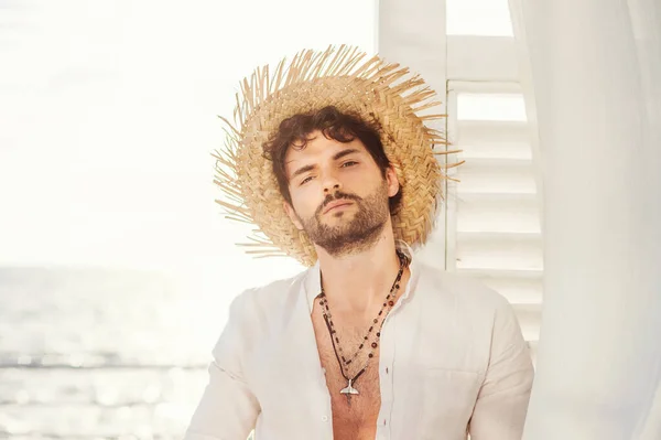 Sexy Hombre Modelo Retrato Vestido Con Sombrero Paja Camisa Blanca — Foto de Stock